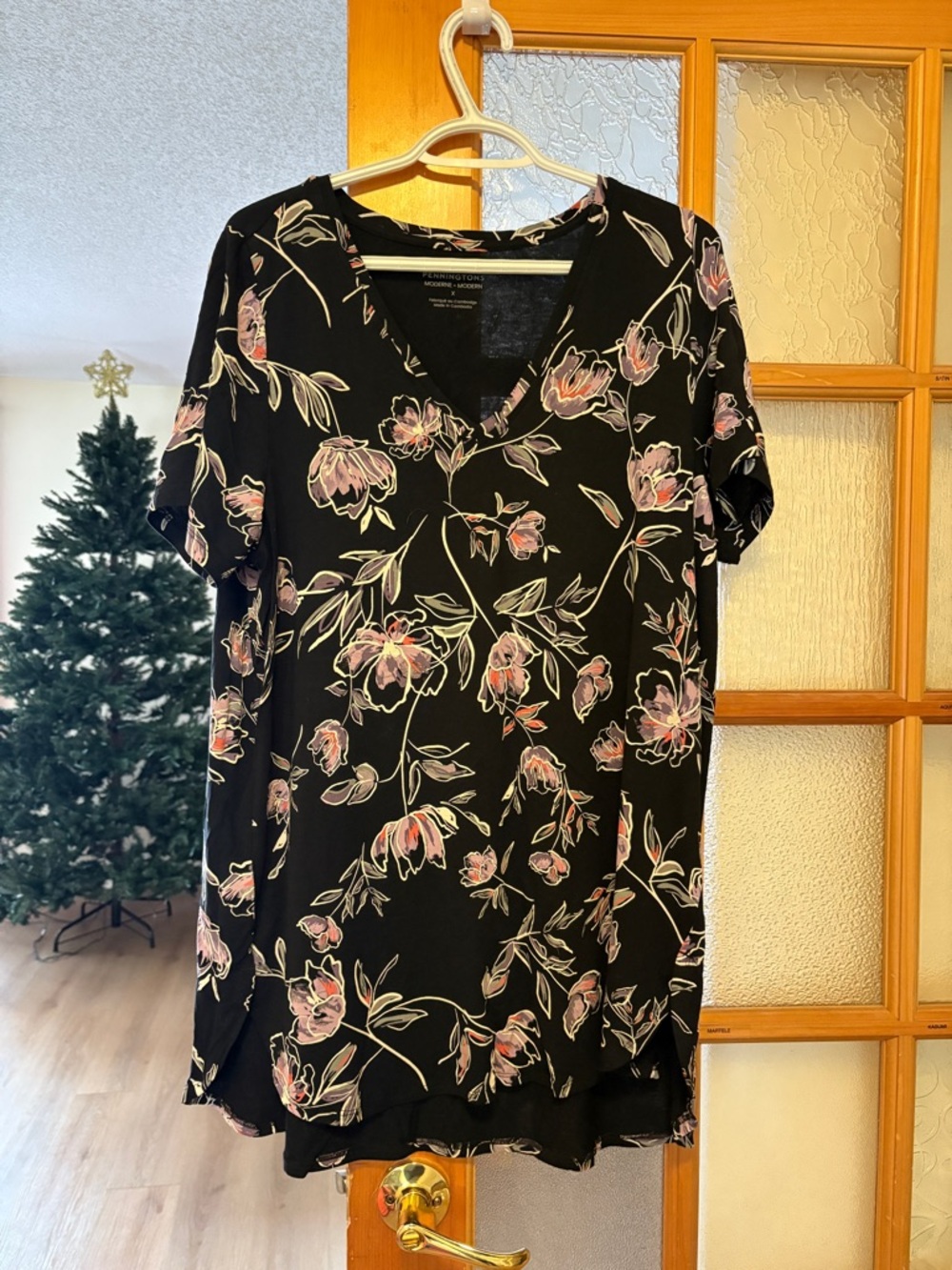 Penningtons Womans Black Floral V-Neck Tunic with Pink Accents Size 12